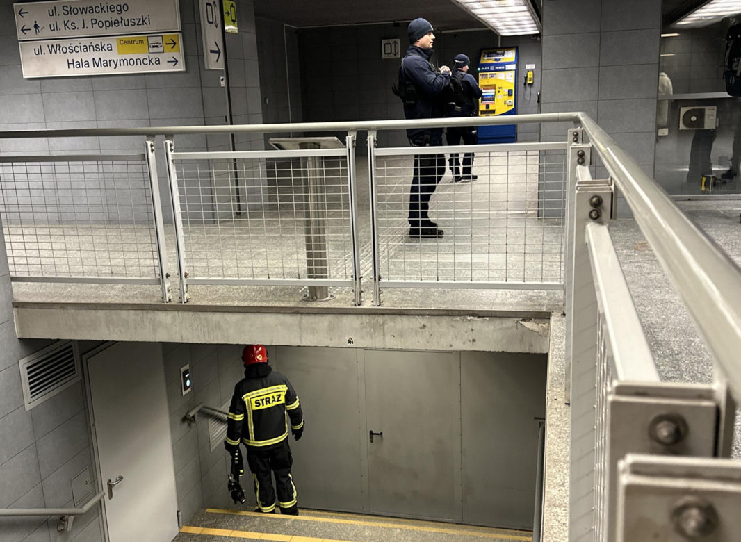 Wypadek na stacji metra. Jedna osoba znalazła się pod pociągiem