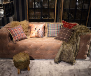 Miękka sofa i dodatki dekoracyjne na zimowe wieczory