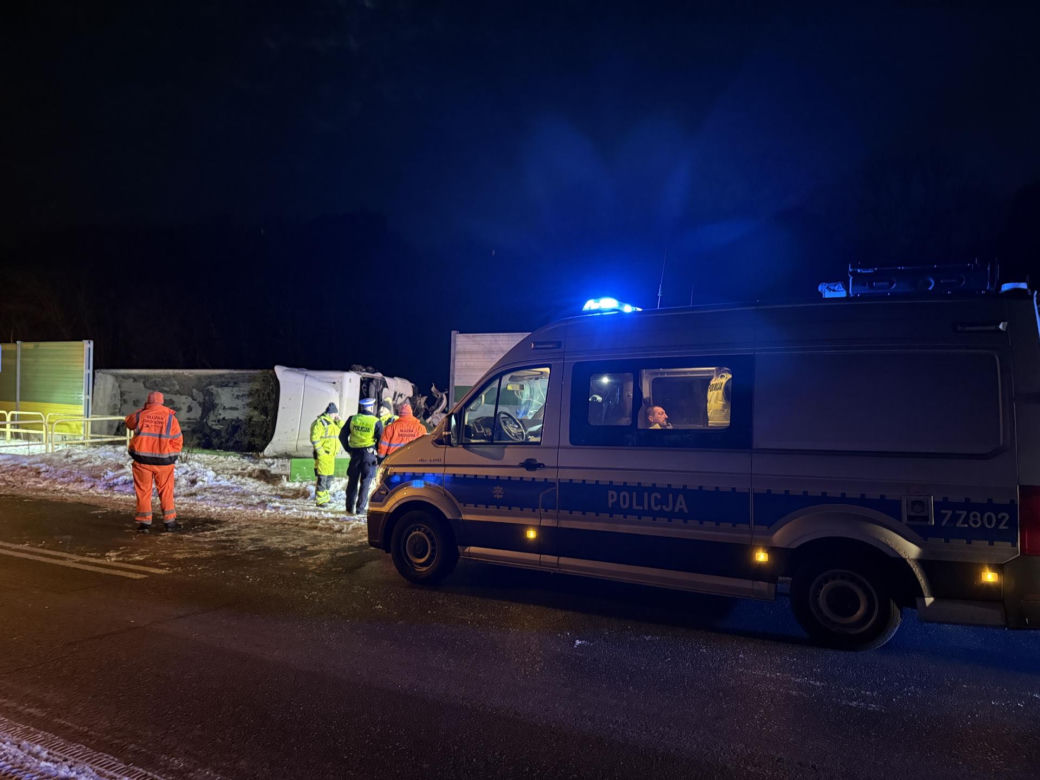 Miał 2,5 promila i kierował ciężarówką! Ciężki pojazd wbił się w bariery pod Serockiem