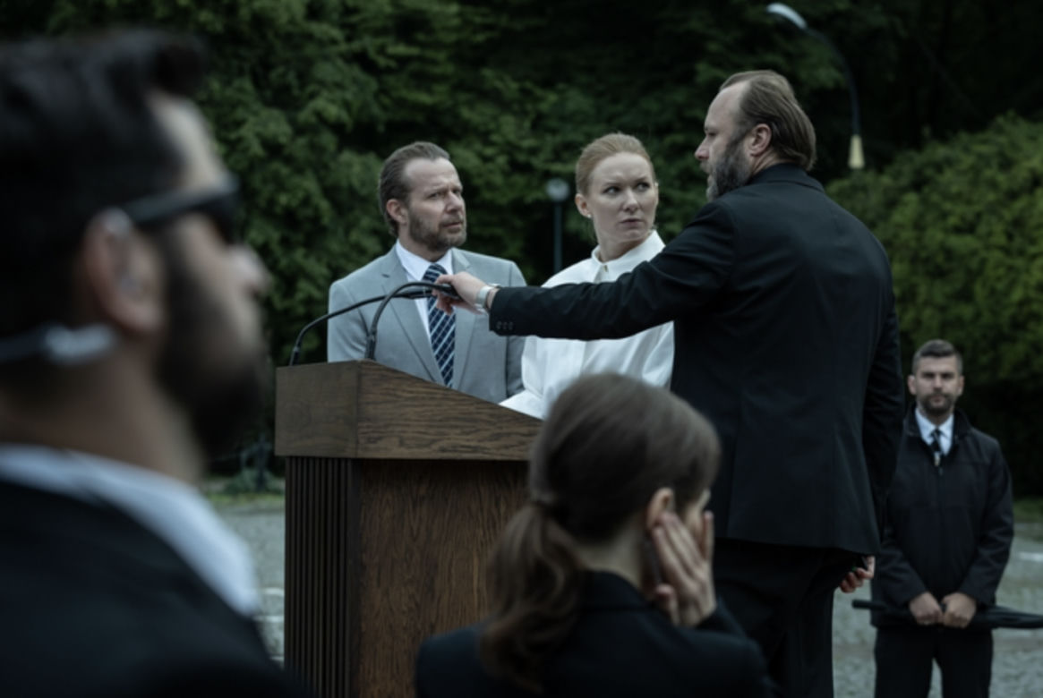 Wotum nieufności, odcinek 1: Daria Seyda (Katarzyna Dąbrowska), Adam Chronowski (Grzegorz Małecki), Hubert Korodecki (Leszek Lichota)