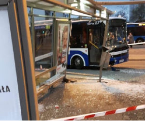 Kraków: Poranna kolizja dwóch autobusów linii 137 na pętli Krowodrza Górka. Uszkodzona została sieć trakcyjna [ZDJĘCIA]
