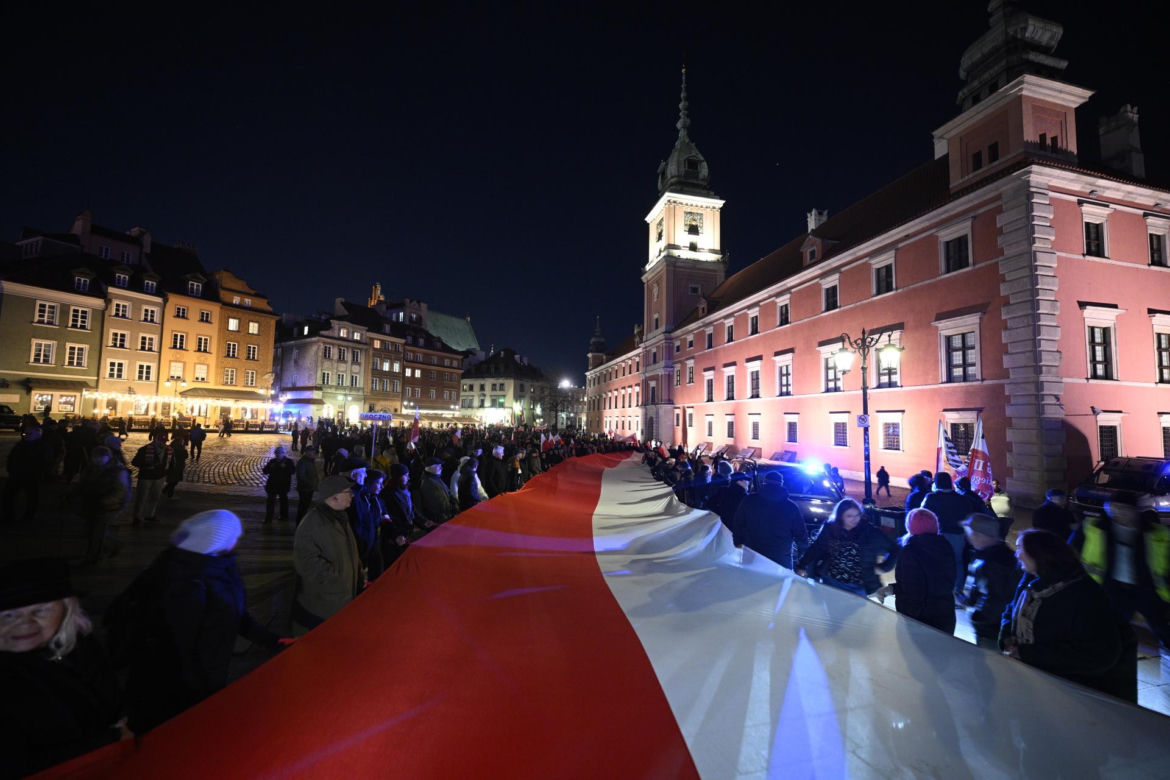 Marsz Pamięci PiS przeszedł ulicami Warszawy. To już 16 lat po katastrofie smoleńskiej