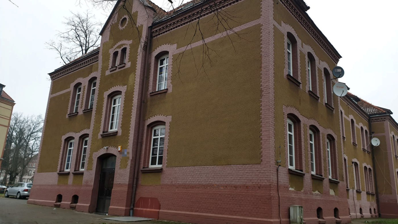Wyszedł zza krat i podźgał córeczkę i żonę 