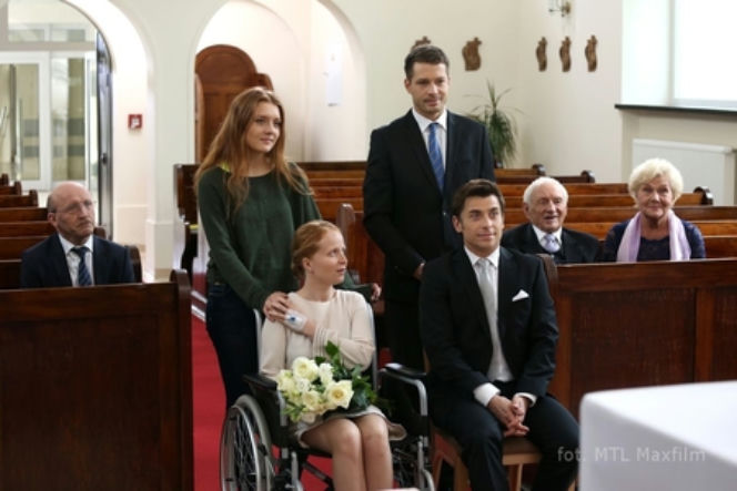 M jak miłość odc. 1111. Marek (Kacper Kuszewski), Ewa (Dominika Kluźniak), Ula (Iga Krefft), Tomek (Andrzej Młynarczyk), Barbara (Teresa Lipowska), Lucjan (Witold Pyrkosz)