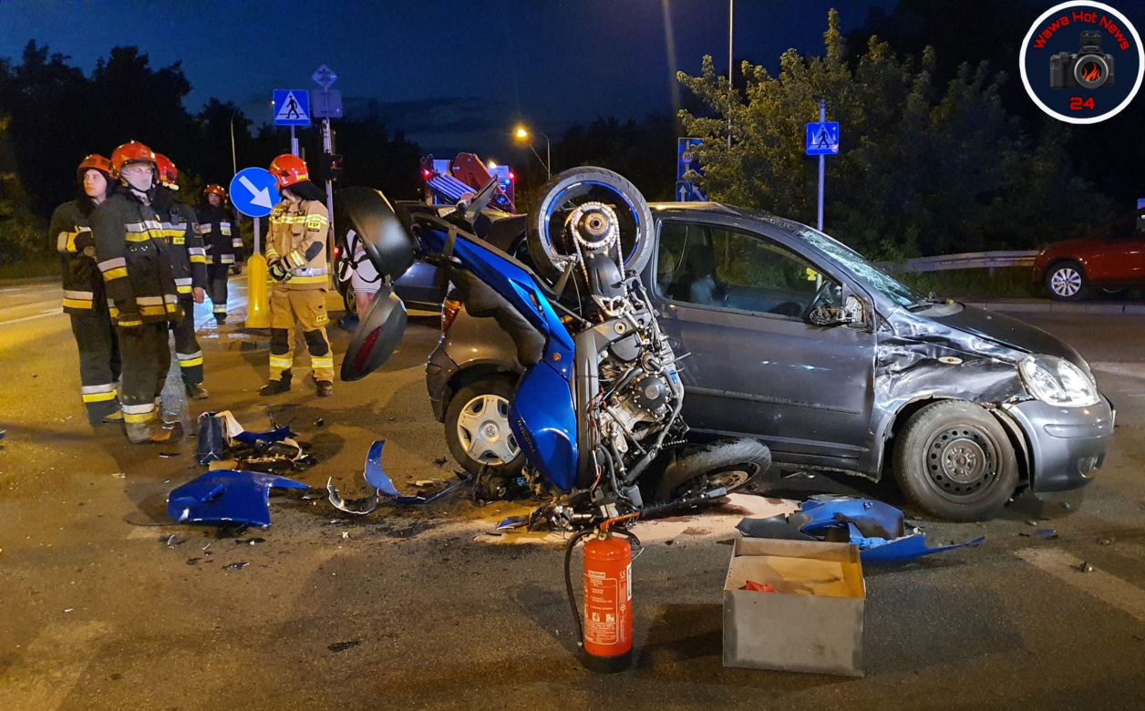 Dramat na Białołęce. Motocykl wbił się w osobówkę