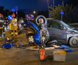 Dramat na Białołęce. Motocykl wbił się w osobówkę