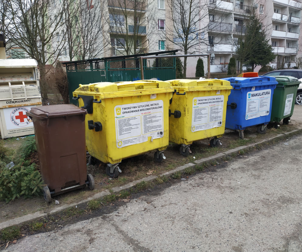 Kolorowe kontenery na odpady przy osiedlu. O nowych stawkach za śmieci w Starachowicach przeczytasz na Eska Starachowice.