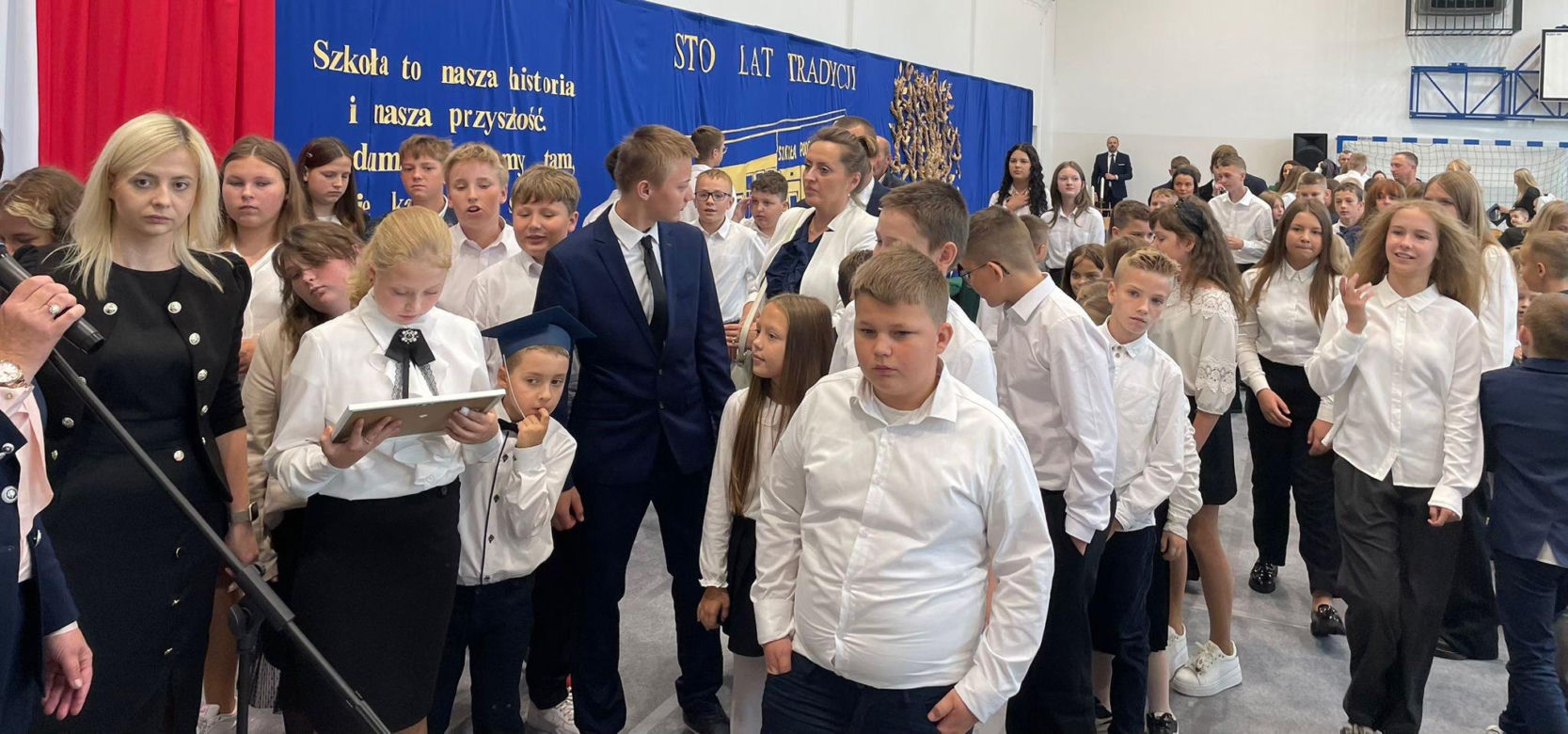 Pierwsza Dama uczciła z uczniami 100 lat od nadania imienia Stefana Batorego Szkole Podstawowej w Liwie
