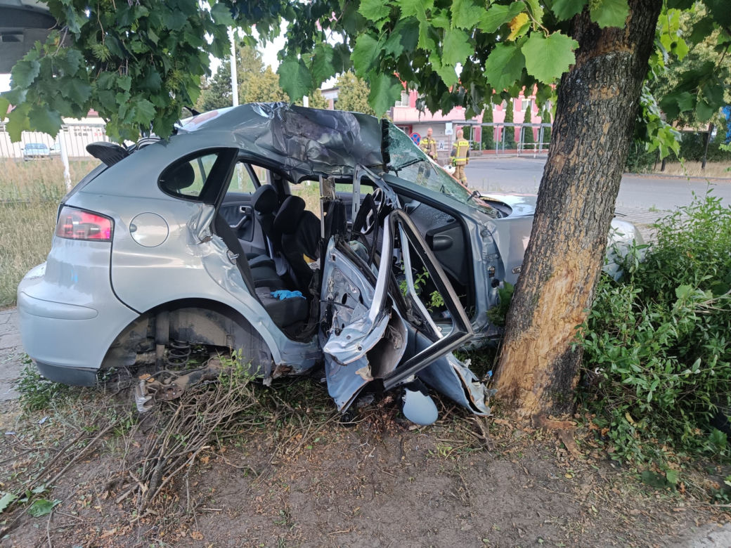 Samochód uderzył w drzewo. Pięc młodych osób w szpitalu