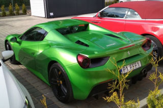 Luksusowe ferrari warte 1,5 mln zł zniknęło w Mielnie. Doszło do zuchwałej kradzieży