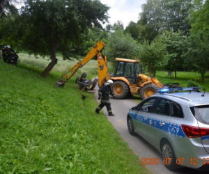 Stróże. Traktorzysta przygnieciony przez maszynę. Trafił do szpitala ze złamaną miednicą