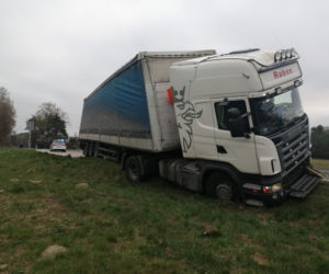 TIR wjechał do rowu, kierowca był pijany