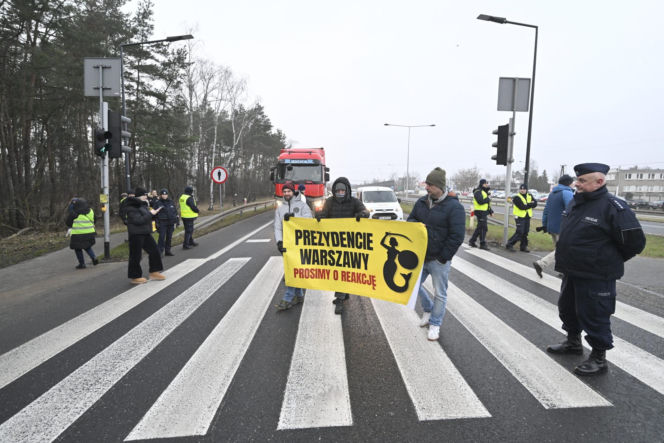 Mają dość korków, chcą buspas. W godzinach szczytu protestowali na pasach