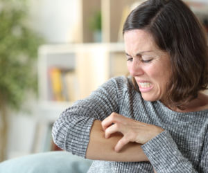 Swędzi cię skóra po kąpieli? Ten objaw w połączeniu z nocnymi potami wymaga diagnostyki
