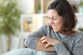 Swędzi cię skóra po kąpieli? Ten objaw w połączeniu z nocnymi potami wymaga diagnostyki