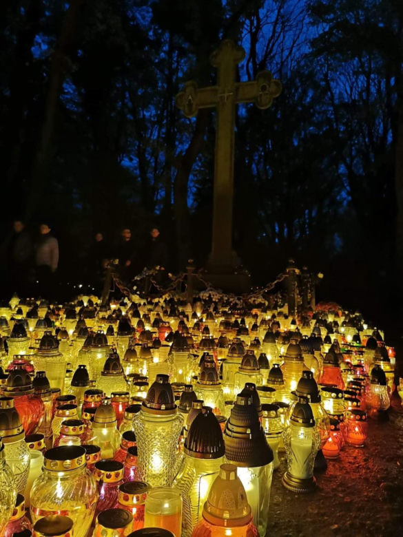 Cmentarz Centralny nocą