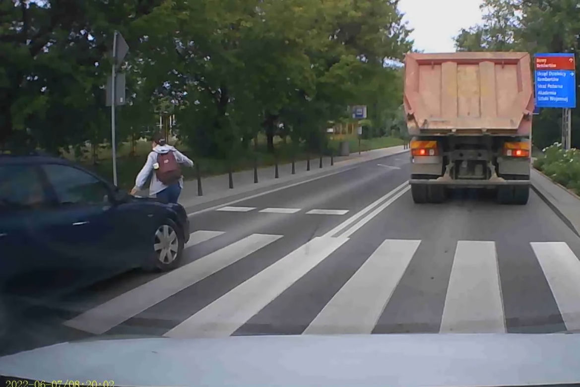 Staranował fordem pieszą na pasach. Wszystko zarejestrował inny kierowca