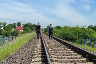 Skoki. Młody mężczyzna chciał rzucić się pod pociąg. Na widok policjantów zaczął biec po torowisku