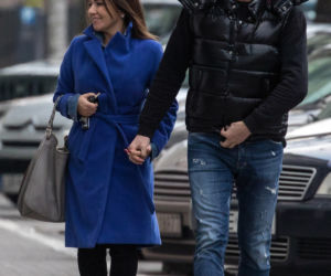 Beata Tadla z partnerem trzymają się za ręce. 