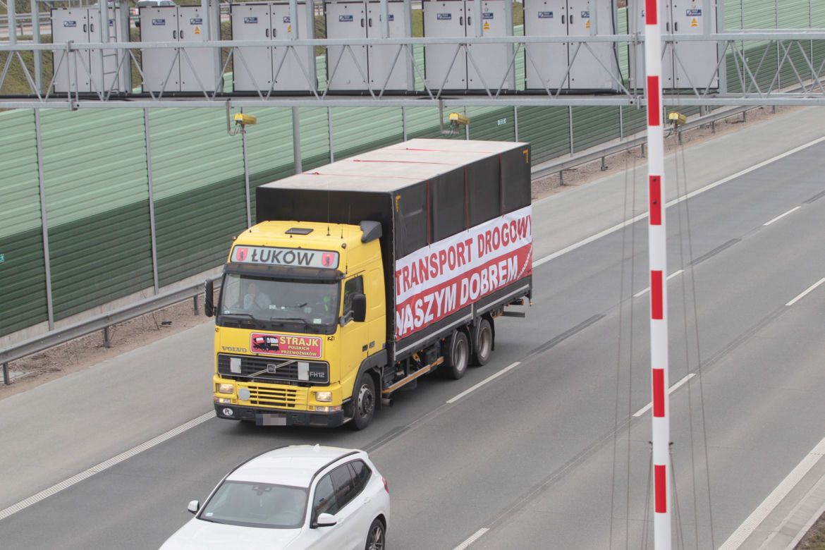 Otoczyli stolicę! Kierowcy utknęli w gigantycznych korkach na obwodnicy miasta. Tak wyglądał protest polskich przewoźników