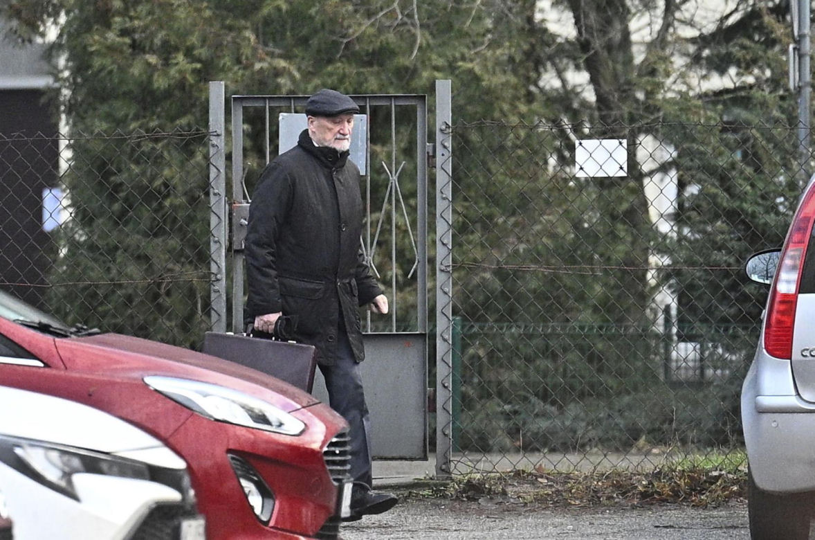 Antoni Macierewicz przesiadł się do taksówki 