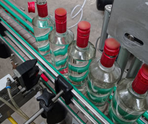Wielka akcja CBŚP w Łodzi! Funkcjonariusze weszli do nielegalnej rozlewni alkoholu. Oto, co tam zastali!