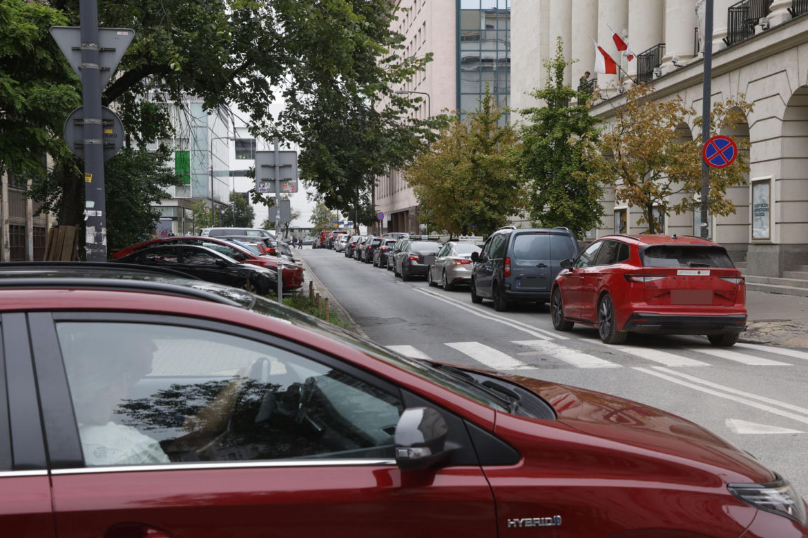 Rozkopane i zamknięte centrum Warszawy. Nie ma jak dojechać do urzędów, banków i sądów. Czy drogowcy puszczą ruch przez nowy deptak?!