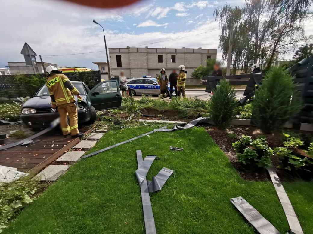 Szaleniec wjechał do ogródka. Rodzinę przed śmiercią uratowała pogoda