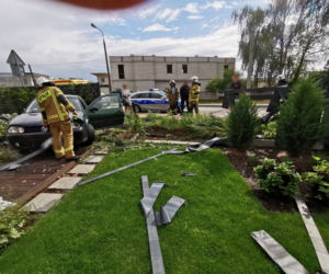 Szaleniec wjechał do ogródka. Rodzinę przed śmiercią uratowała pogoda