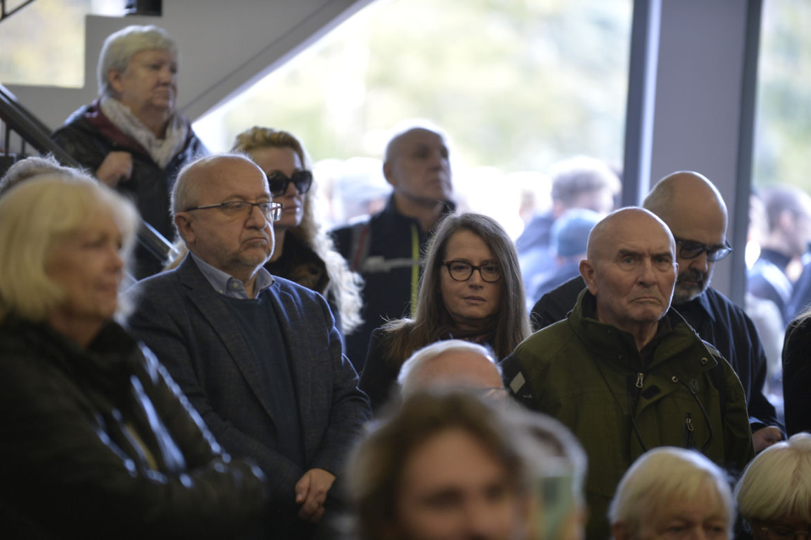 Pogrzeb Jerzego Urbana. Pożegnali go Kwaśniewski i Michnik. Kto jeszcze? 