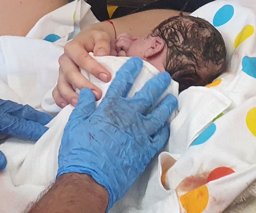 Mała Maja urodziła się w lesie. Nawet załoga karetki była zaskoczona