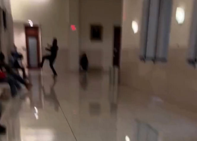 Ojciec rzucił się w sądzie na zabójcę dziecka. Nie miał litości