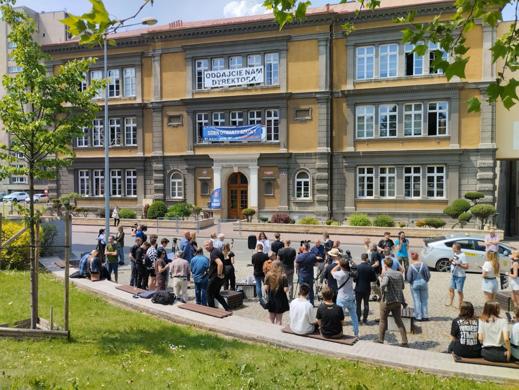Protest w Tarnowie! Młodzi stanęli w obronie Jana Ryby. "Oddajcie nam dyrektora"