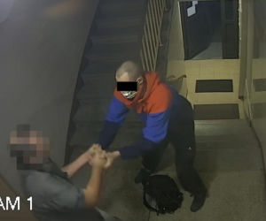 Skatował sąsiada na oczach kamer. Wcześniej mu pomógł