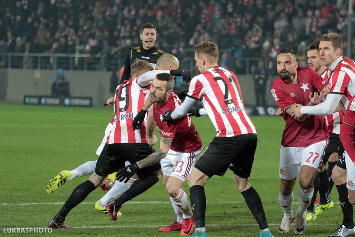 Derby Krakowa: Kibole ostrzelali sektor gości. Cały stadion w dymie [ZDJĘCIA, WIDEO, AUDIO]