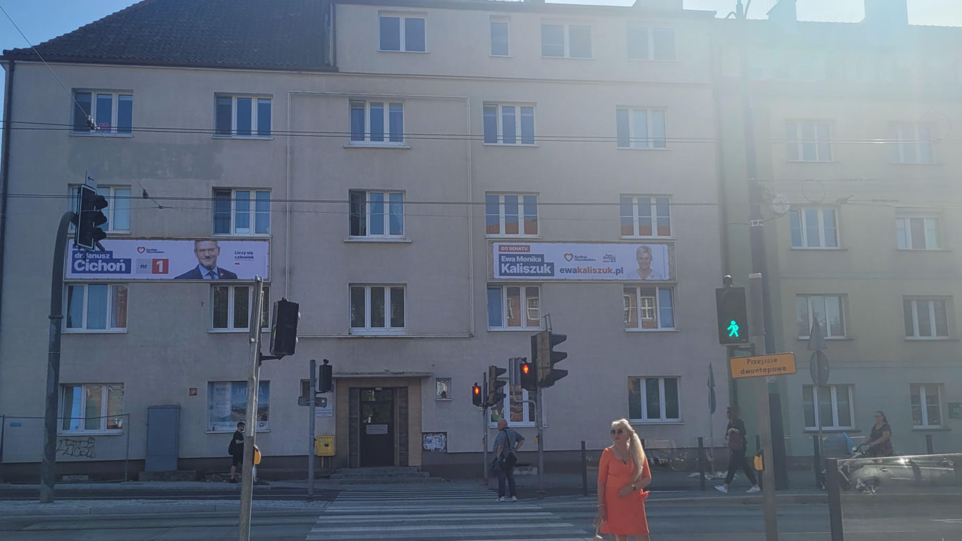 Na autobusach, słupach, budynkach. Bannery wyborcze "zalały" Olsztyn [ZDJĘCIA]