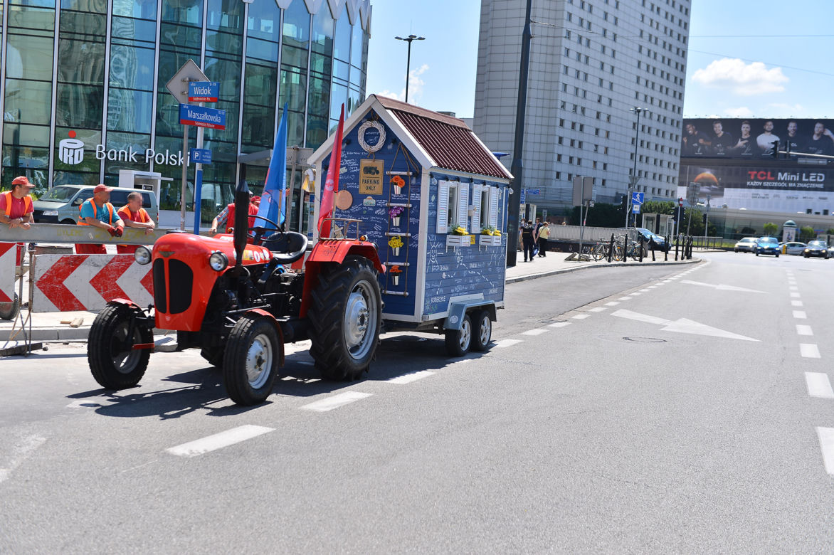 Wjechał do centrum na traktorze. Otoczyła go policja