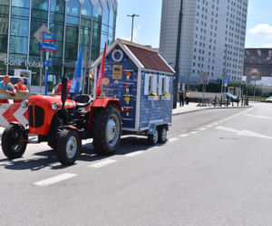 Wjechał do centrum na traktorze. Otoczyła go policja