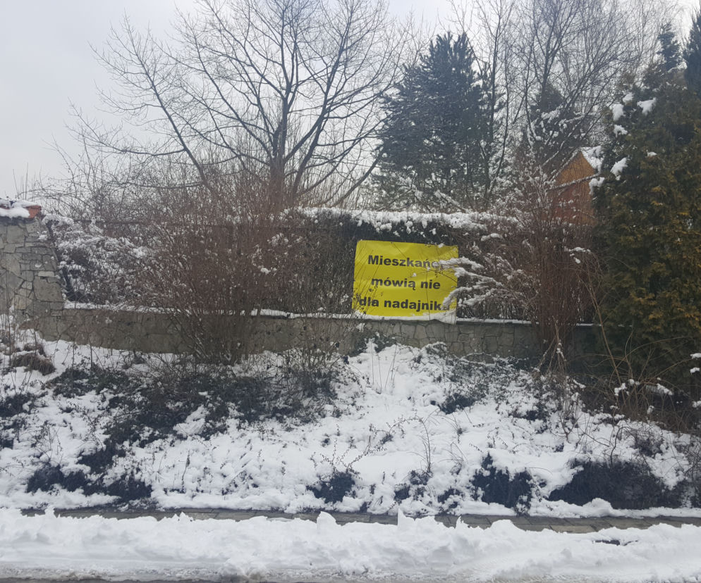 Mieszkańcy Dąbrowy Górniczej nie chcą masztu nadawczego na budynku szkoły