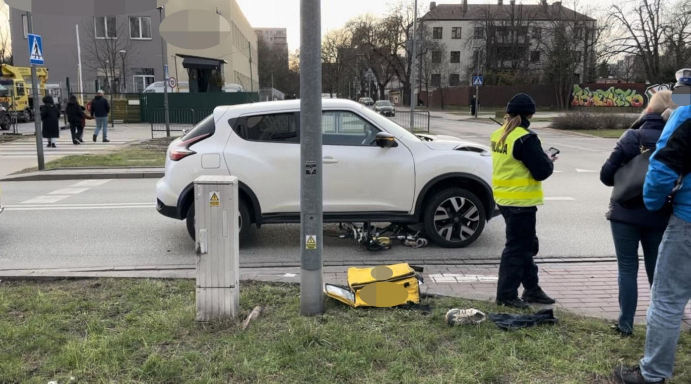 Koszmarny wypadek na warszawskim Bródnie. Nastolatek wpadł pod rozpędzoną osobówkę. Utknął pod autem