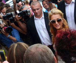 Paris Hilton w blasku fleszy przed wejściem do Ptaka