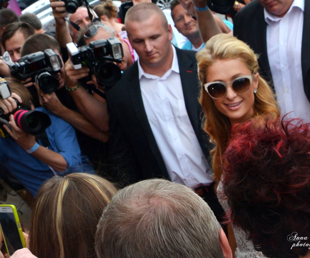 Paris Hilton w blasku fleszy przed wejściem do Ptaka