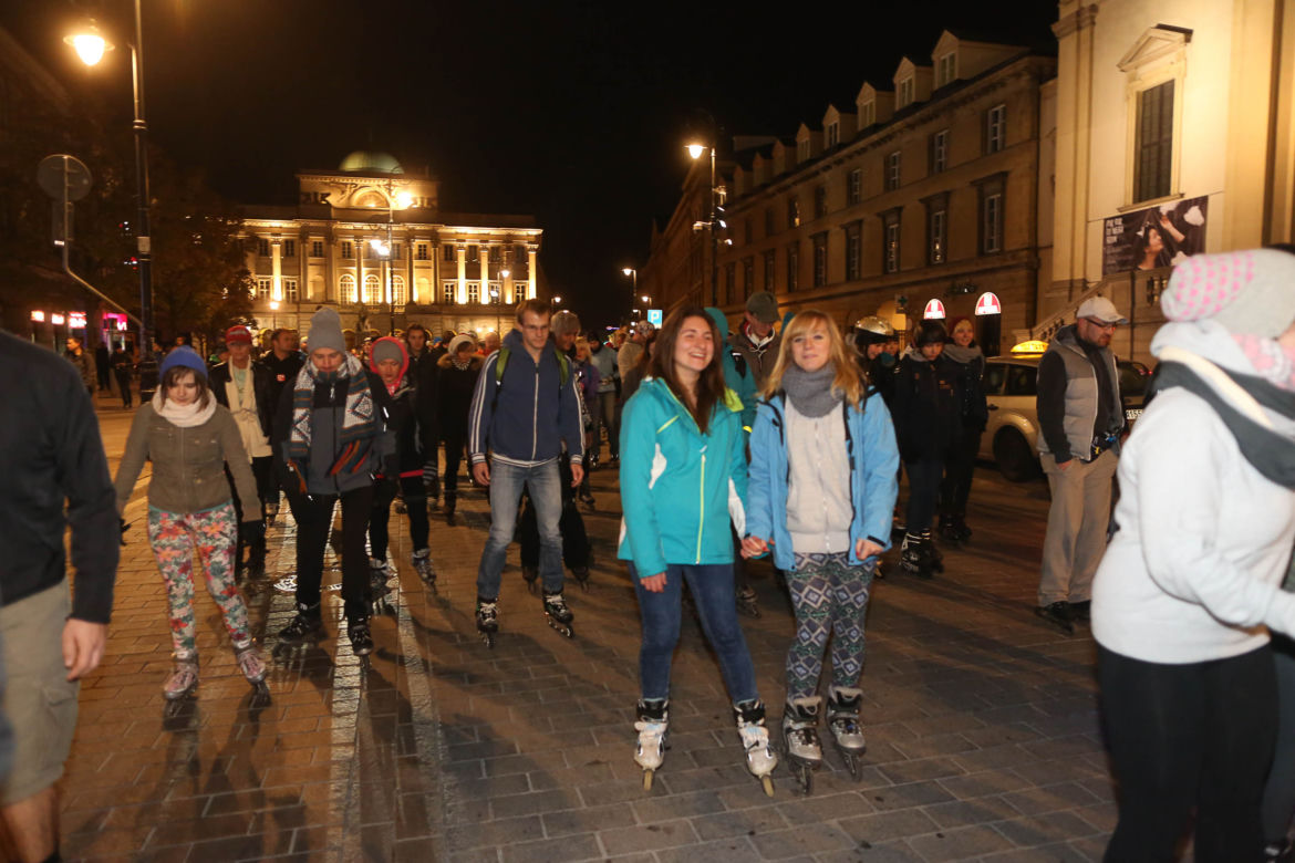Nightskating. Warszawiacy przejechali stolicę na rolkach [Zdjęcia]