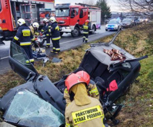 POTWORNY WYPADEK w Łososinie Dolnej! Z samochodu niewiele zostało