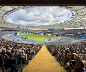 Tysiące ludzi szuka swojego szczęścia na stadionie. Kongres Świadków Jehowy przyciągnął tłumy