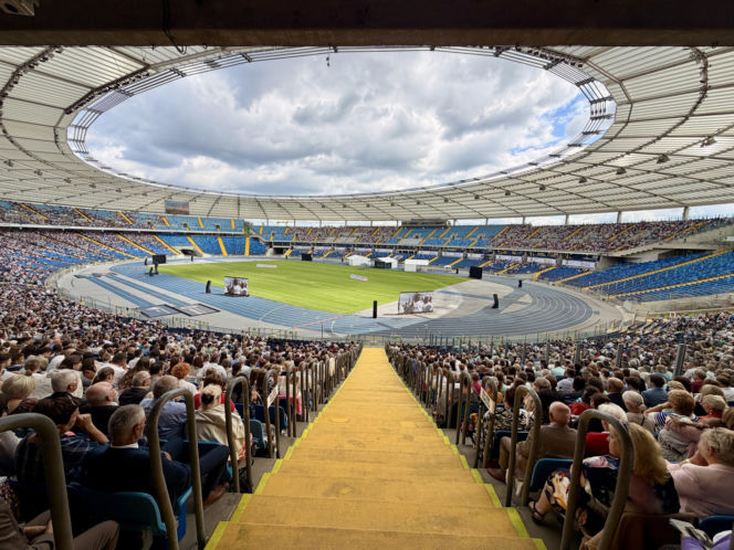 Tysiące ludzi szuka swojego szczęścia na stadionie. Kongres Świadków Jehowy przyciągnął tłumy