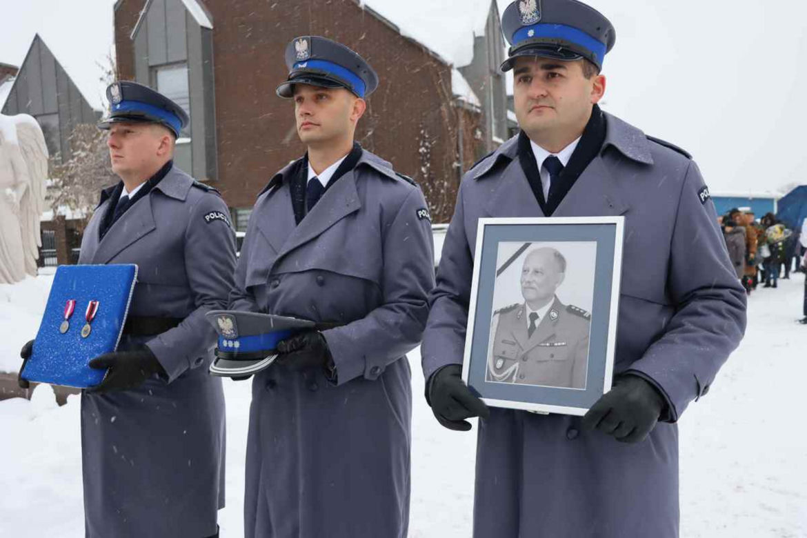 Inspektor Dariusz Krzesicki odszedł na wieczną służbę. Ostatnie pożegnanie zmarłego policjanta