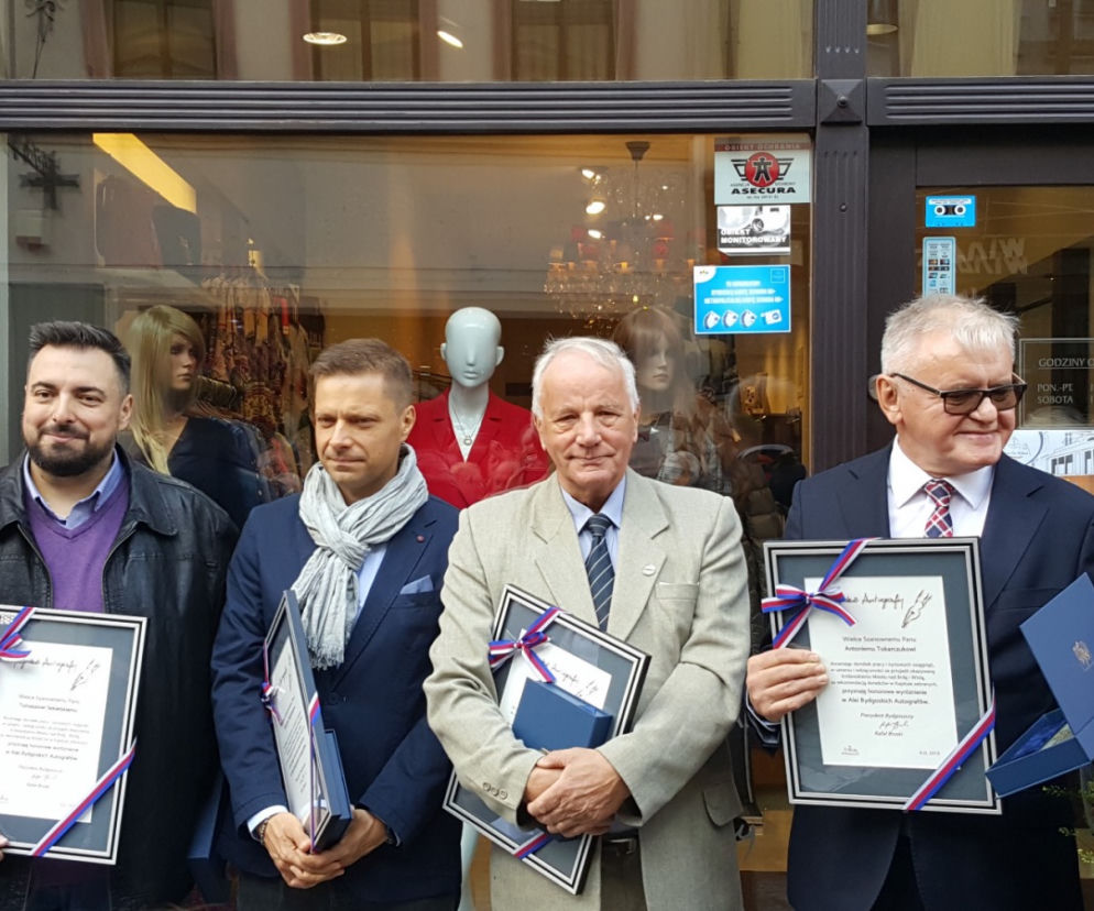 Nowe autografy na ul. Długiej! Swoje podpisy odsłonili bracia Sekielcy, Jan Rulewski i Antoni Tokarczuk [ZDJĘCIA, WIDEO]