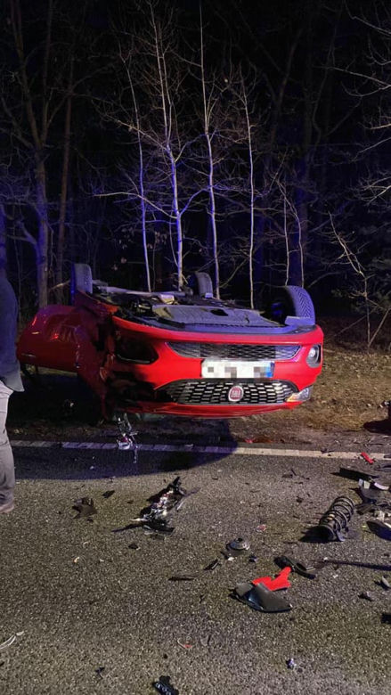 Poważny wypadek na "trasie śmierci" w Cierpicach. Auto dachowało, cztery osoby w szpitalu