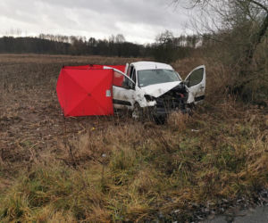 Dramat na drodze. Po dachowaniu auta nie żyje pasażerka. Kierowca trafił do szpitala 